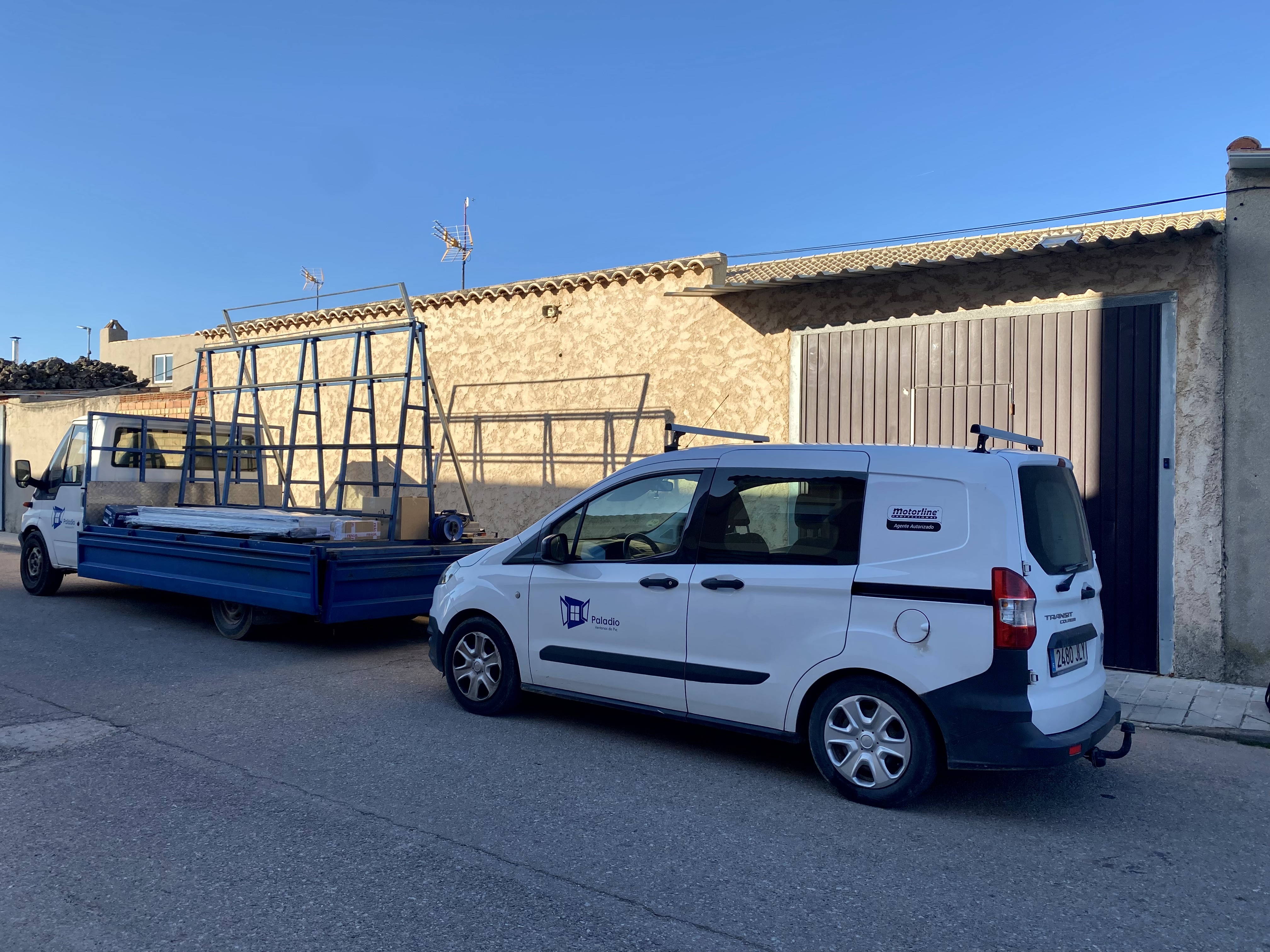 Técnico realizando mantenimiento